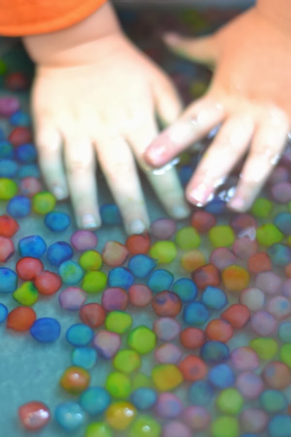 How to make edible water beads (play recipe for kids) #playrecipesforkids #playrecipes #playrecipesforchildren #waterbeads #waterbeadsideas #waterbeadssensory #ediblewaterbeads #artsandcraftsforkids #craftsforkids #activitiesforkids #crafts #kidsactivities
