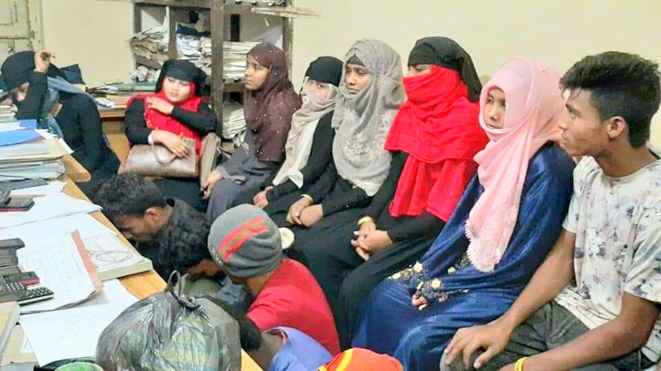 মহেশখালীতে ১৬ রোহিঙ্গা নারী-পুরুষ উদ্ধার মহেশখালীতে ১৬ রোহিঙ্গা নারী-পুরুষ উদ্ধার