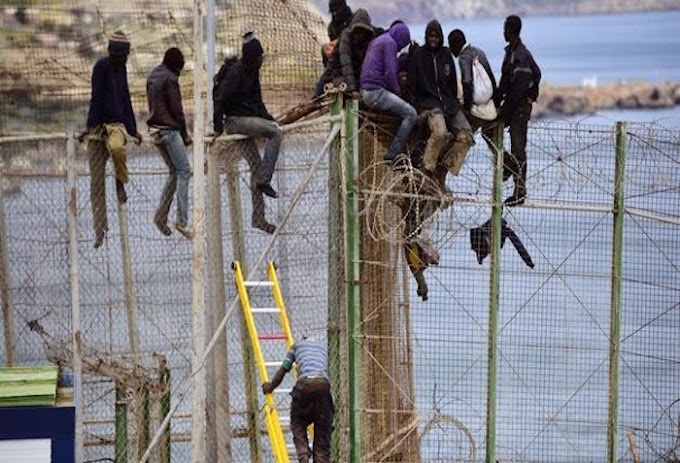 Nueve inmigrantes acogidos en Ceuta tras siete horas encaramados a la valla