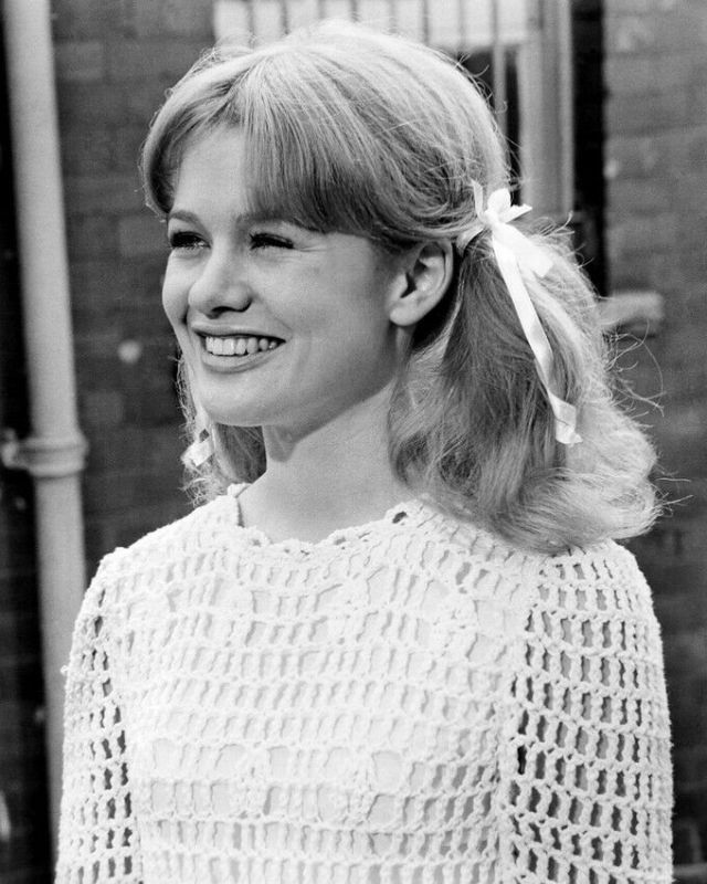 35 Beautiful Photos of Judy Geeson in the 1960s and ’70s Vintage Everyday