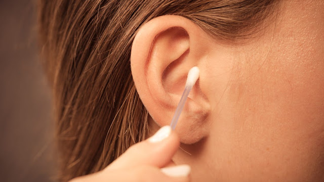 Quels produits naturels peuvent être utilisés pour nettoyer les oreilles?