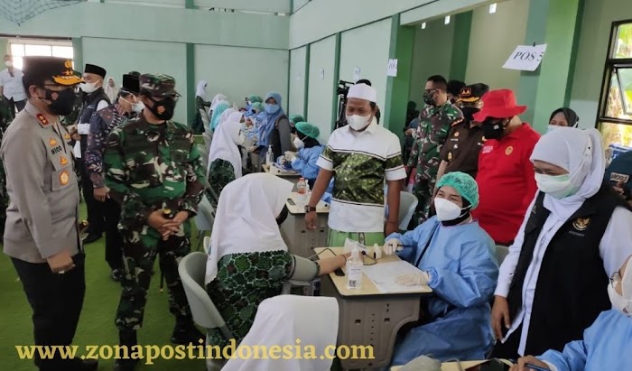 Forkopimda Jatim Tinjau Vaksinasi di Pesantren