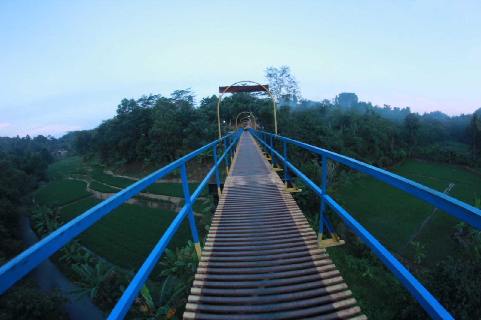 Info Lokasi Wisata Jembatan Talang Biru di Desa Pajarisuk