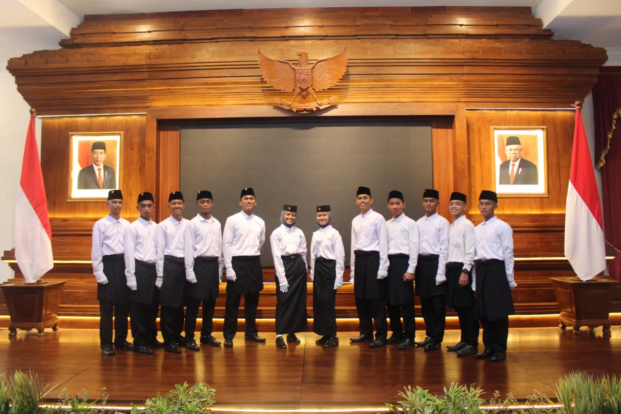 santri jadi petugas upacara bendera