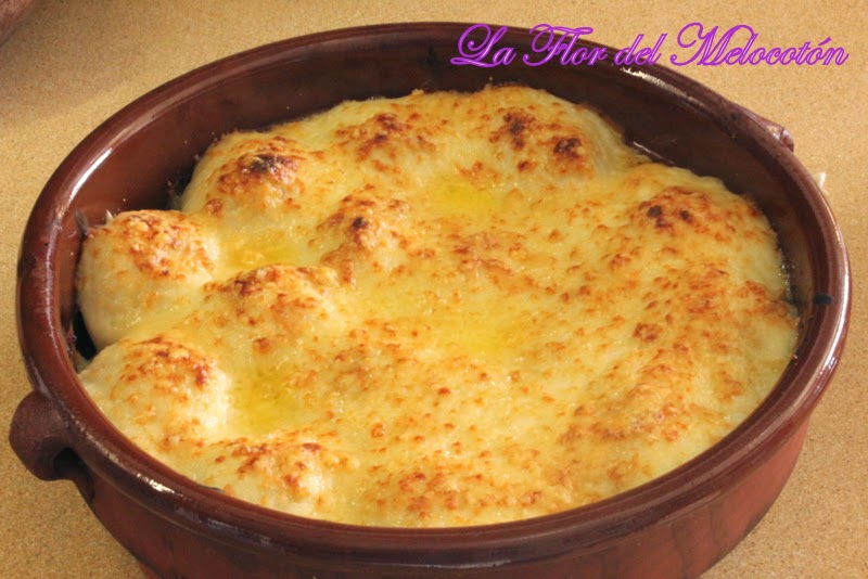 Huevos rellenos gratinados