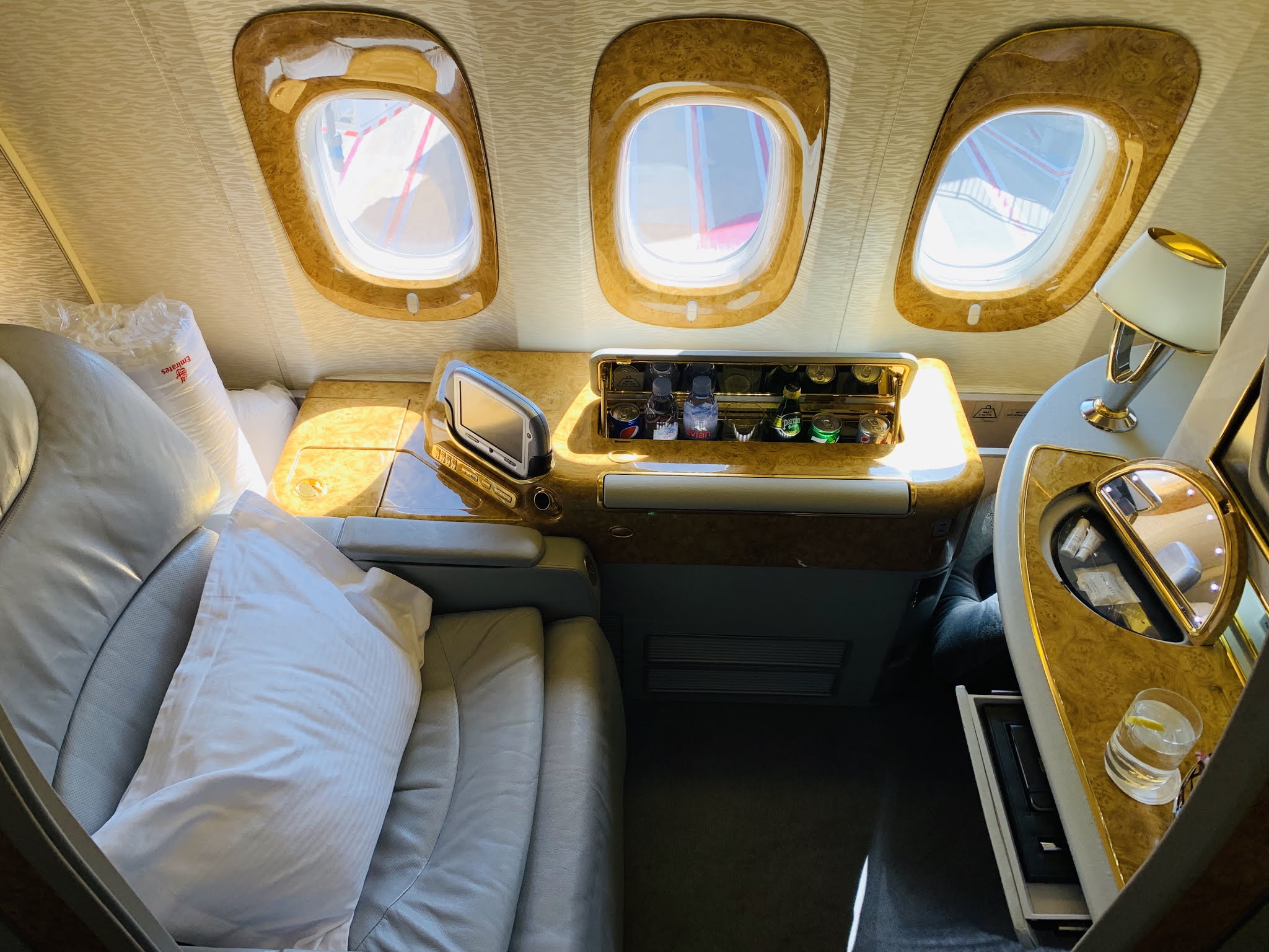 First class 0. Эмирейтс 777-300er. Бизнес класс Эмирейтс Боинг 777. Boeing 777-300er Emirates первый класс. Emirates Boeing 777 first class.