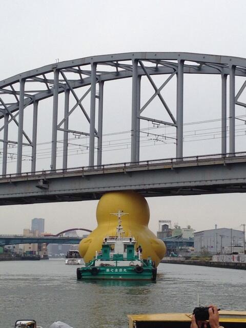巨大な黄色いアヒルが旅をする。ラバーダックプロジェクト【a】　水都大阪2013　しぼんだり破れたりするハプンングも多い？
