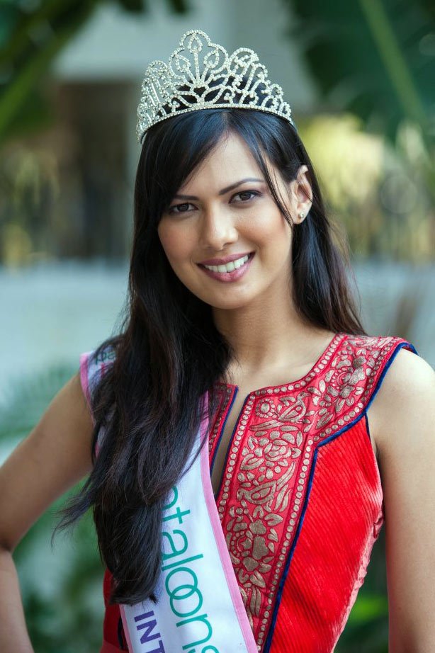 Rochelle Rao Hot Bikini Saree Pics Navel Jeans HD Photos - Indian Bhabhi