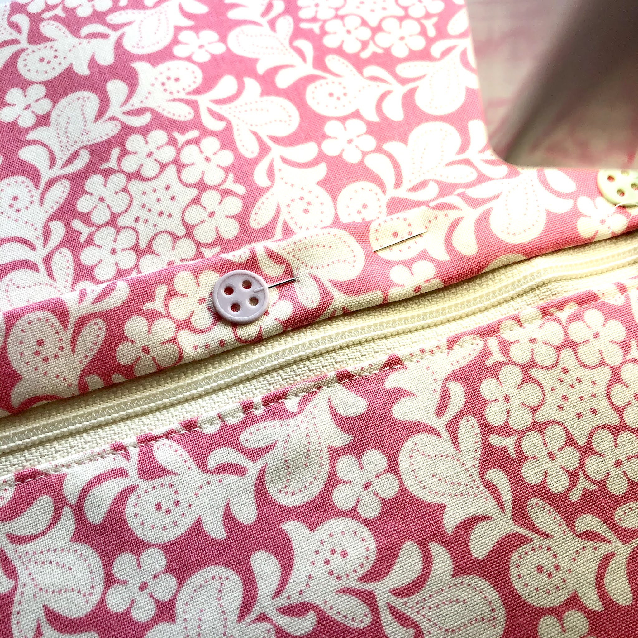 Miss Andrea Quilts Tutorial Pillow with Lapped Zipper Closure and Machine Binding