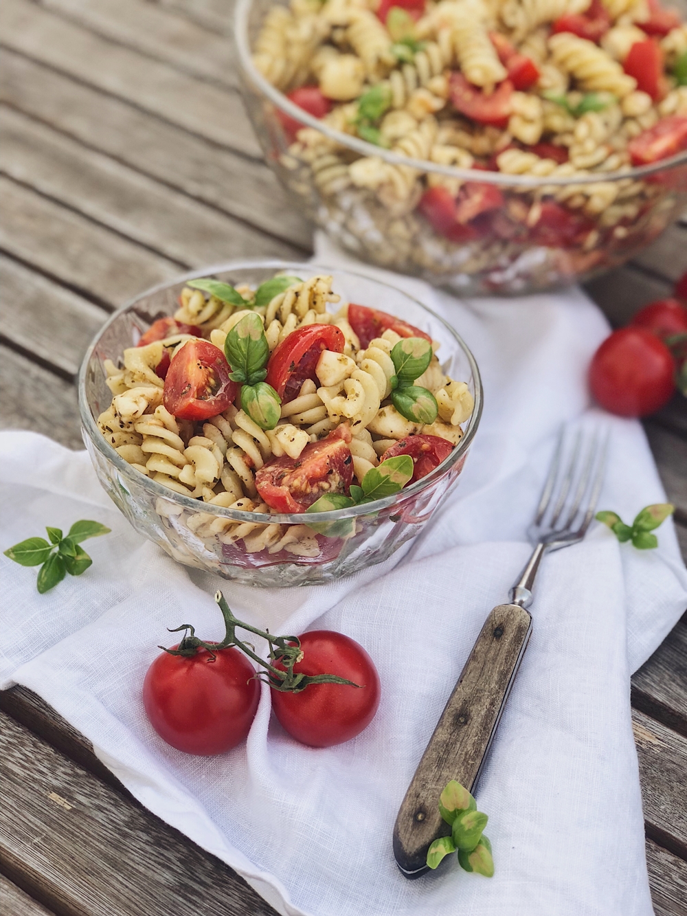 italienischer Pesto-Nudelsalat mit Tomaten und Mozzarella | Fashion Kitchen