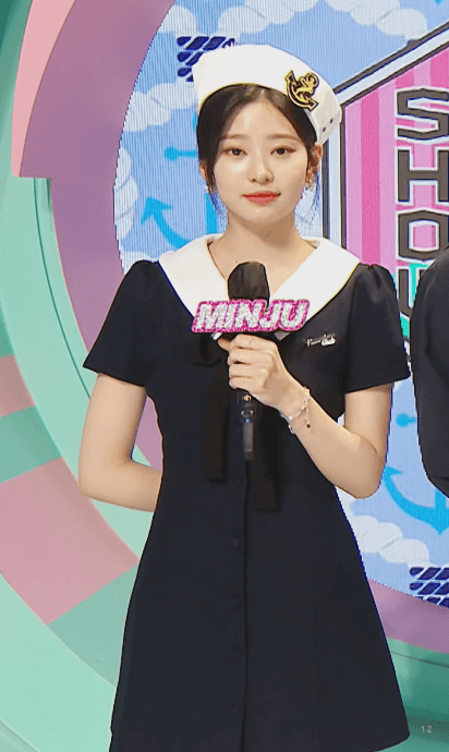 아이즈원> 마린룩 입은 음악중심 MC 김민주