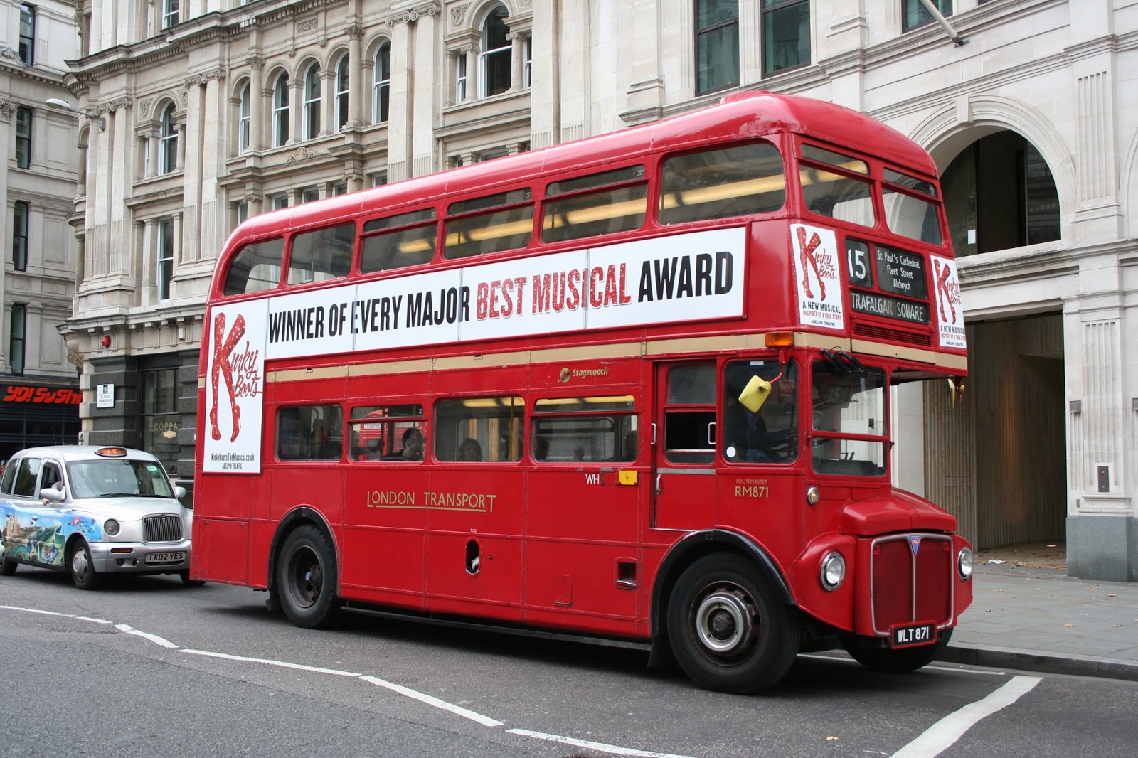 Лондонский даблдекер. Красный автобус. Двухэтажный автобус без крыши. Лондон автобус. Красный экскурсионный автобус.