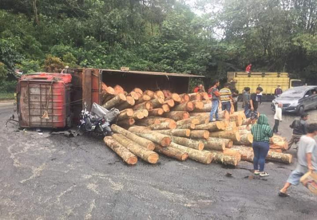 Jalur Medan Berastagi Macet, Truk Kayu Terbalik