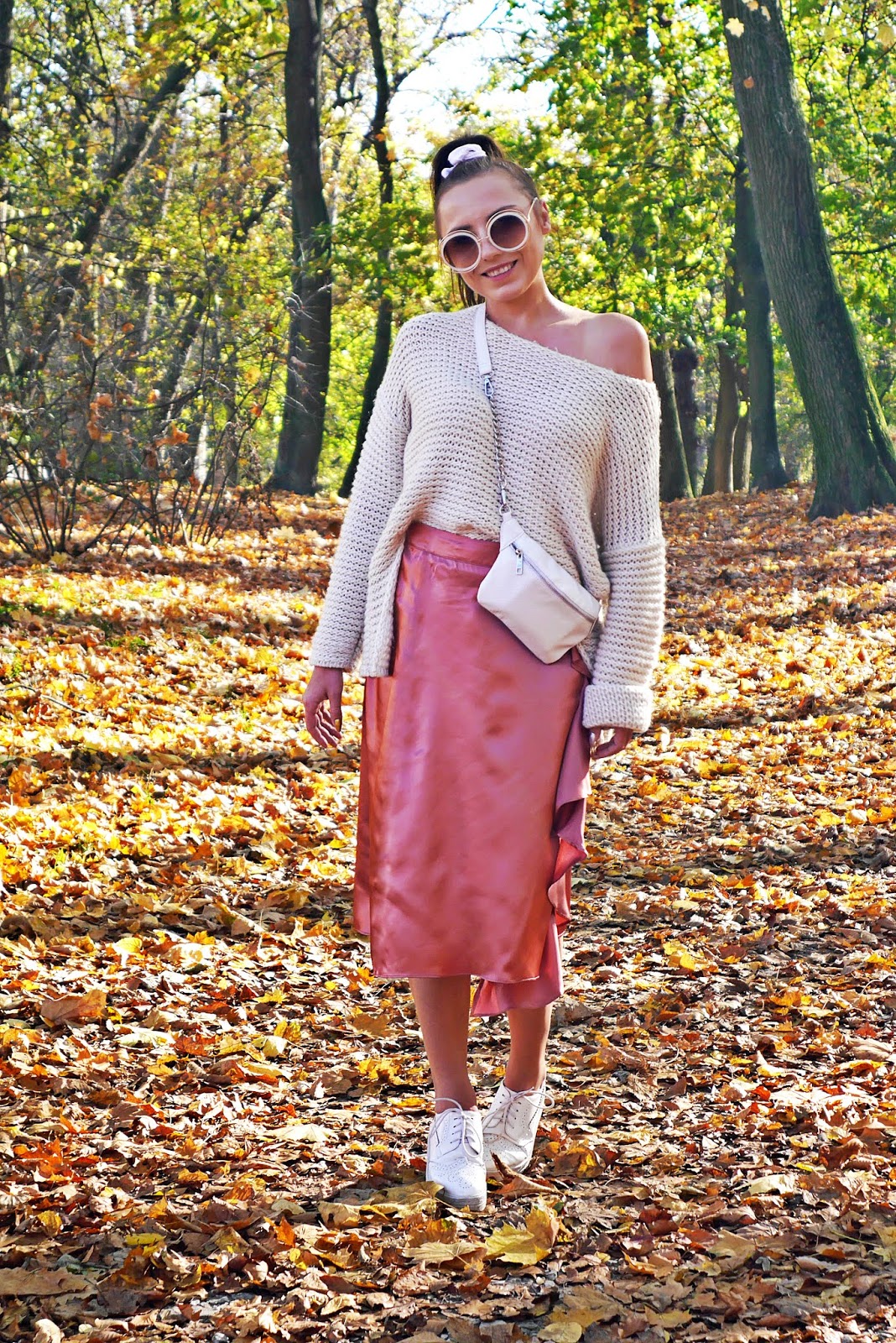 satynowa różowa spódnica bonprix kremowy sweter biała nerka buty platformy stylizacja jesienna blog modowy blogerka modowa puławy karyn