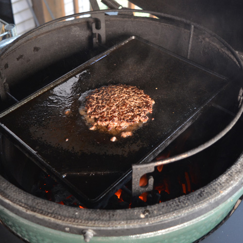 Prepare una hamburguesa de Melvin en el Big Green Egg