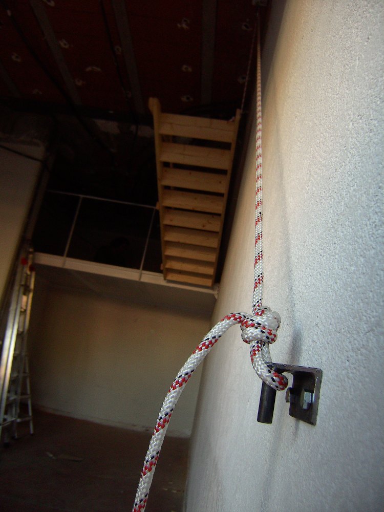 Cómo hacer un altillo en un garaje con escalera abatible y quita miedos