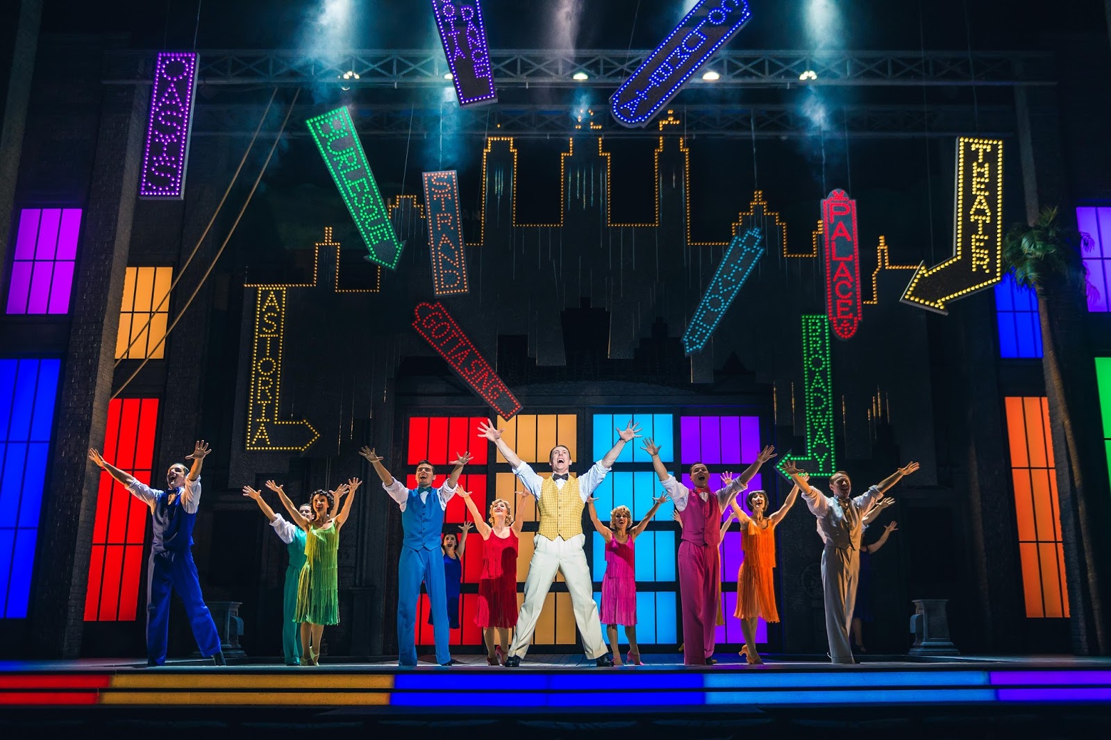 мюзикл под. танцующие под дождем мюзикл в москве. бродвейское шоу. мюзиклы в полете. мюзикл поющие под дождем.