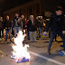[Ελλάδα]Αθήνα:Στην πυρά σημαίες των ΗΠΑ – ΕΕ έξω από την αμερικάνικη πρεσβεία