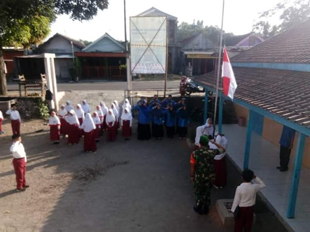 Inilah Pesan  Babinsa Kepada Siswa-Siswi  SD Saat Upacara