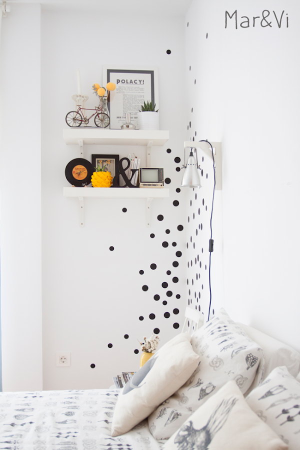 Decorar las paredes con lunares de vinilo