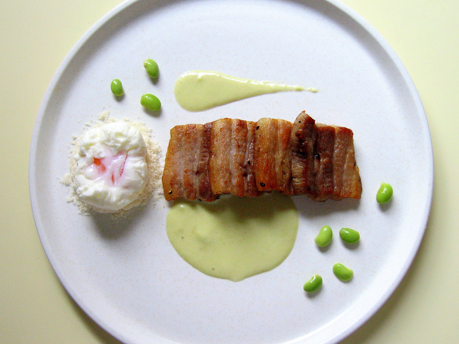 豚バラのソテー 枝豆のピュレ 半熟卵とともに