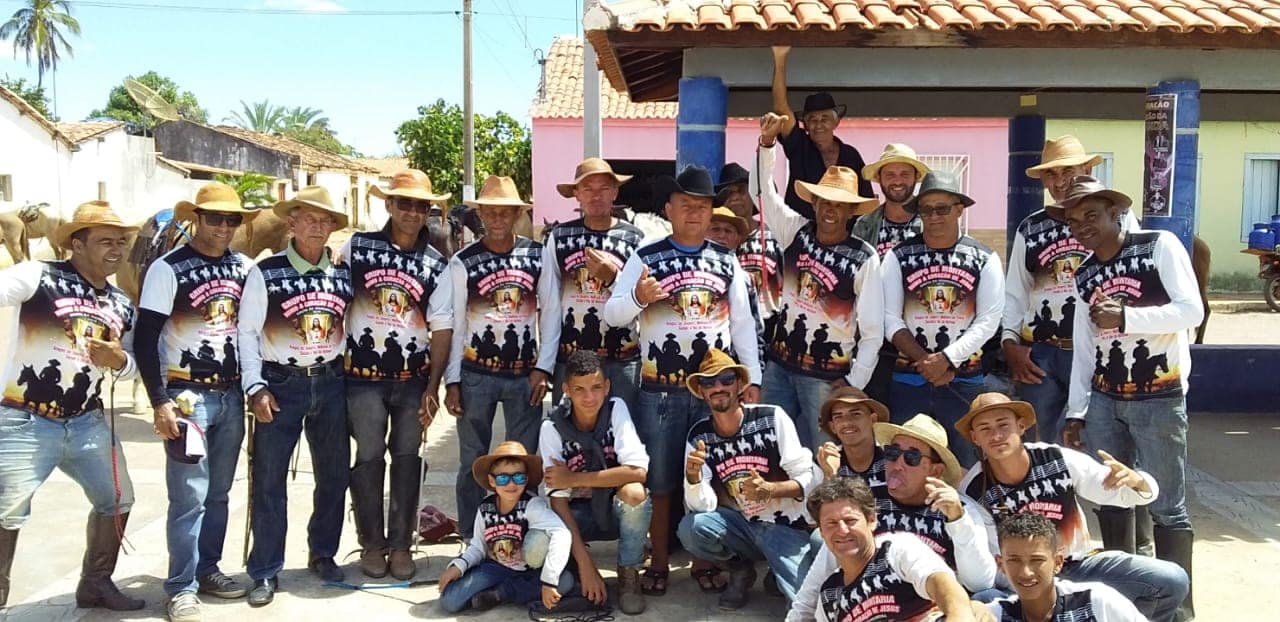 Romeiros de Caculé, Guajeru e Malhada de Pedras viajam mais de 200 km a cavalo para visitarem o Santuário da Gruta da Mangabeira em Ituaçu Romeiros de Caculé, Guajeru e Malhada de Pedras viajam mais de 200 km a cavalo para visitarem o Santuário da Gruta da Mangabeira em Ituaçu