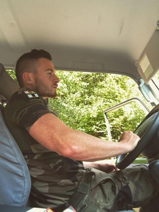 sexy-young-soldier-freckles-driving-car