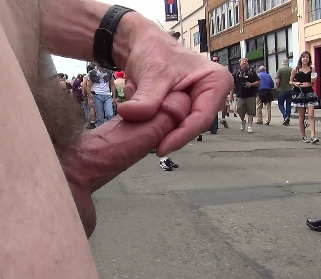 More fun jerking off in public. 