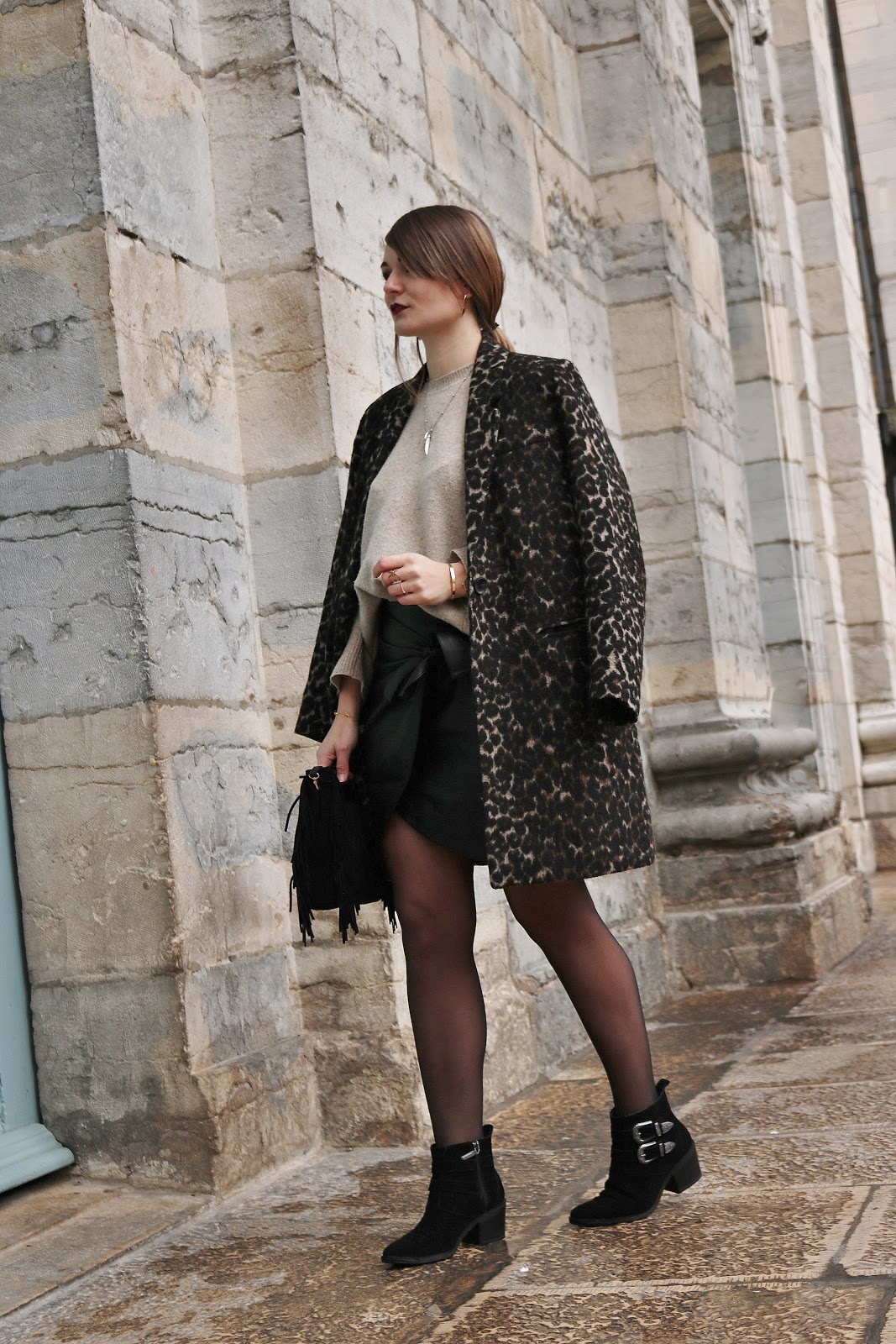 pauline-dress-blog-mode-besancon-deco-lifestyle-manteau-leopard-hiver-look-tenue-outfit-fashion-blogger-jupe-similicuir-nouee-mango-pull-sandro-suite-341