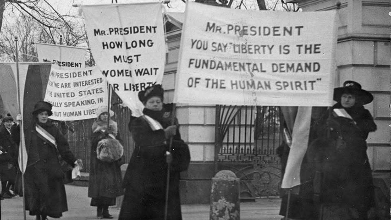 Mulheres protestando pelo sufrágio feminino nos anos 20