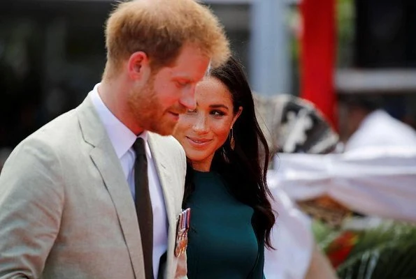 Meghan Markle wore JASON WU COLLECTION fitted midi length dress. Duchess of Sussex wearing Jason Wu Crepe sheath dress