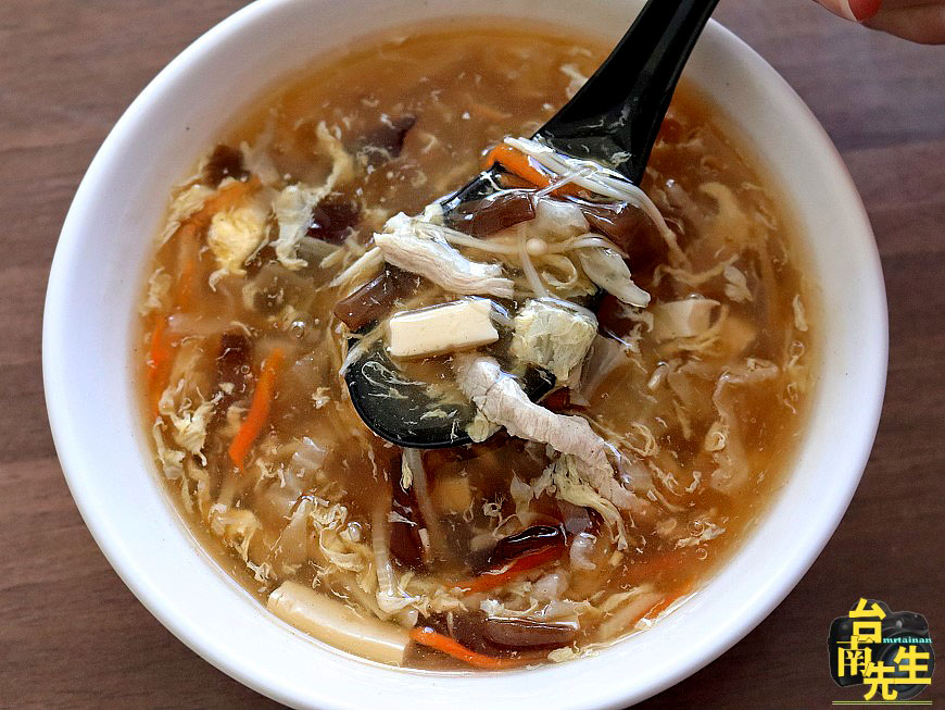 台南小籠湯包/自製麵糰不含防腐劑/嚴選當天採買新鮮豬肉/手工現包用料實在/天然健康無人工添加物/用餐時段必客滿