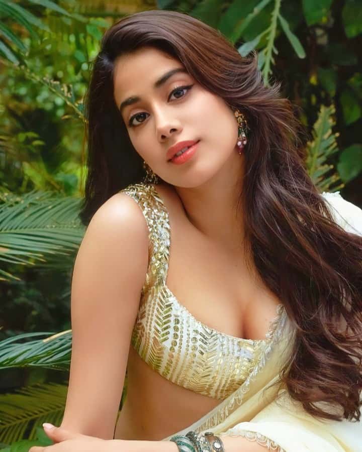 Janhvi Kapoor Hot Saree Photos, Sexy images of janhvi Kapoor