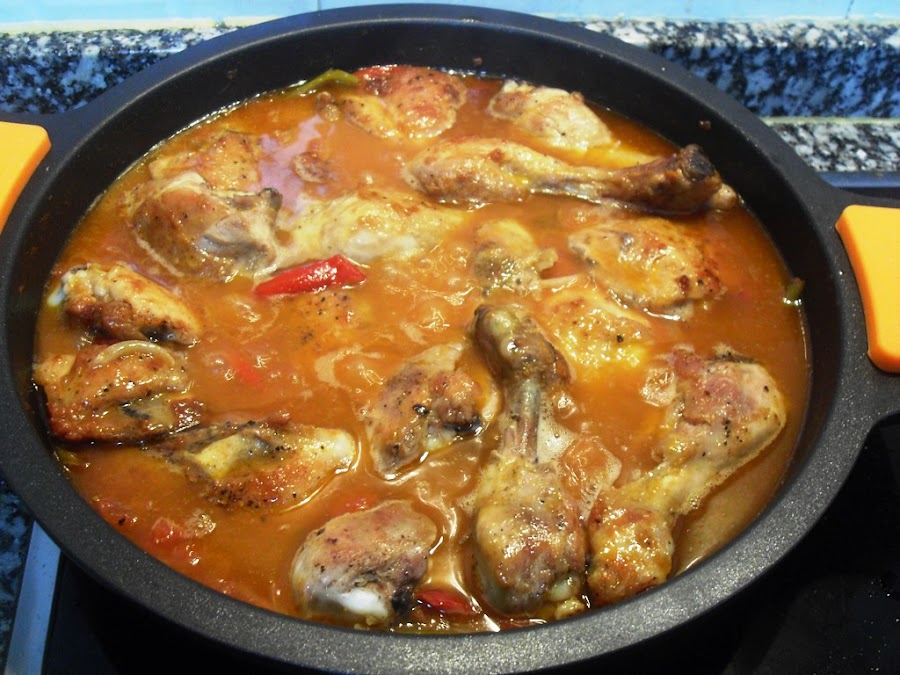 Guiso de pollo al chilindron con verduras y vino blanco