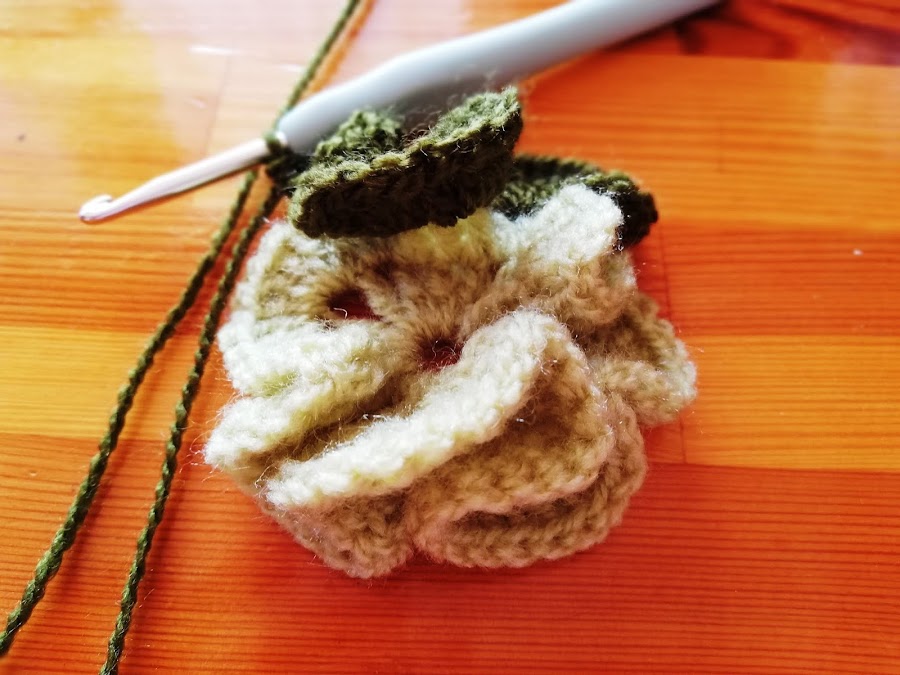 Tutorial flor modelo Dhyva en tardesconalma.blogspot.com encontrarás recetas, diy y mucho más.