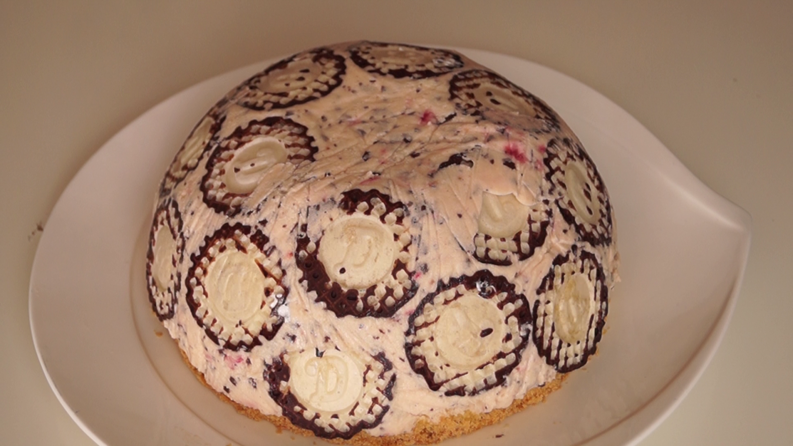 Dickmann-Kuppeltorte mit Erdbeeren Dickmann-Kuppeltorte mit Erdbeeren