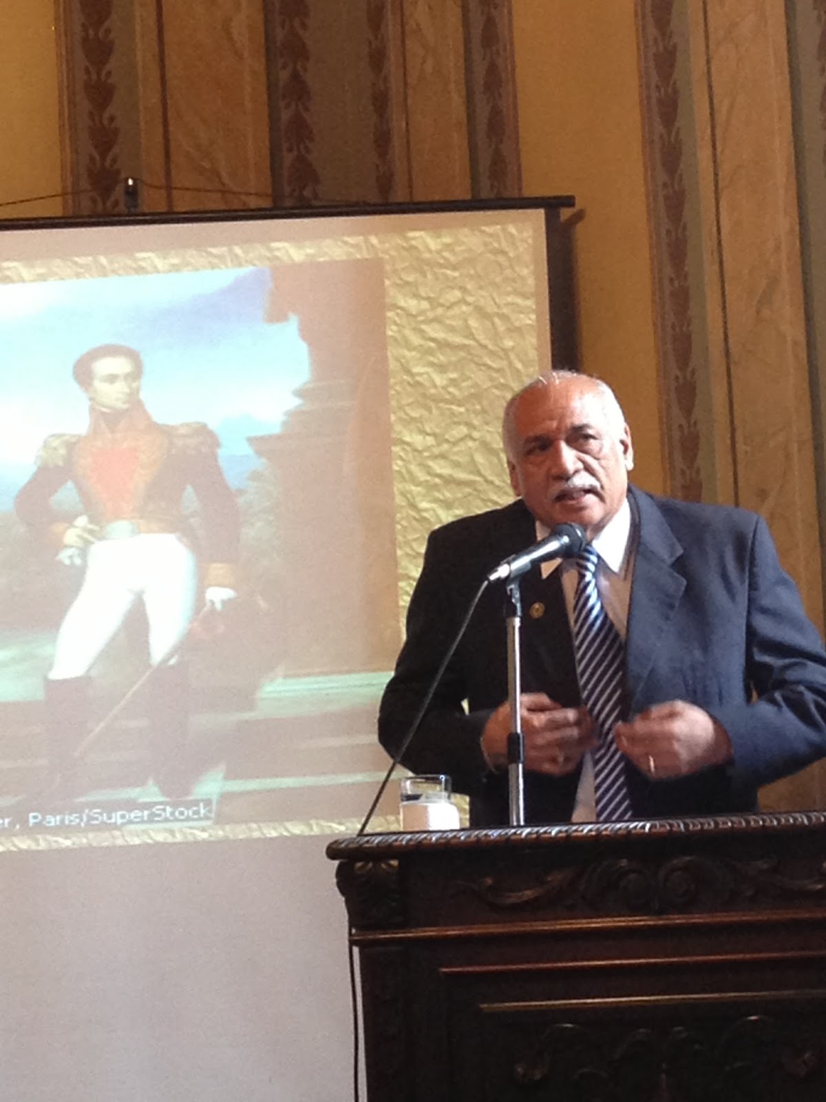 Ni vestido ni desnudo... DISCURSO PRONUNCIADO POR EL DR. RICARDO LEÓN