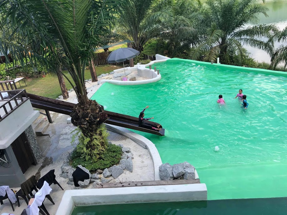 Kelebihan Kolam  Renang  Kawasan Kampung Resort Ni Menjadi 
