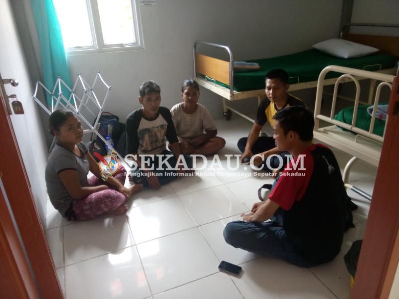 Fokmas Bantu Mengurus Administrasi Ibu Lisan Di RSUD Sudarso Tentu apa yang dilakukan oleh Bhabinkamtimas sekadau hulu dan Staf Desa Ng. Pembubuh memberikan motivasi kami selaku mahasiswa untuk lebih peduli pada masyarakat