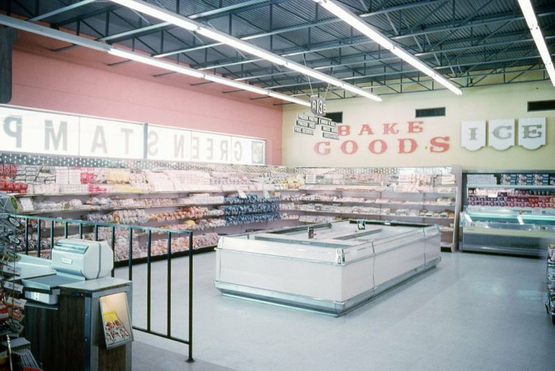 Inside the Tom Thumb Supermarket in 1966 Through Vintage Snaps