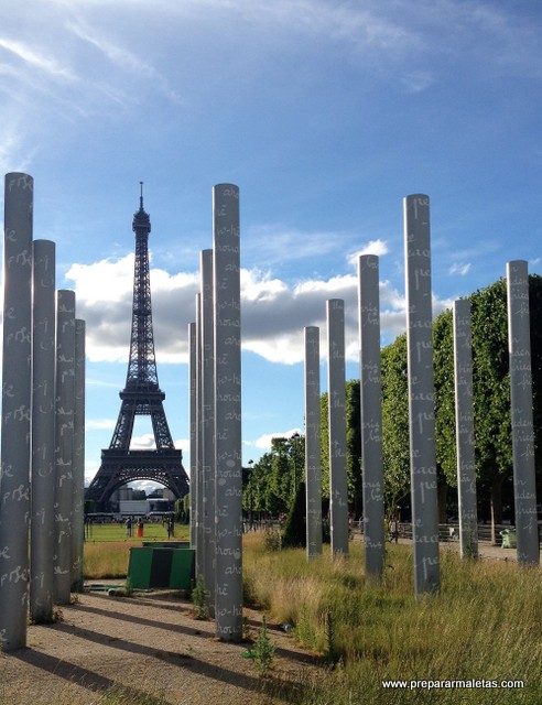 muro de la paz en París y Torre Eiffel