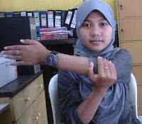 Olahraga di kantor: peregangan tulang belikat. peregangan lengan di kantor, stretching tulang belikat untuk orang sibuk