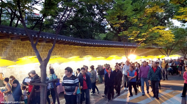 Festival nocturno en la calle Doldamgil del centro de Seúl