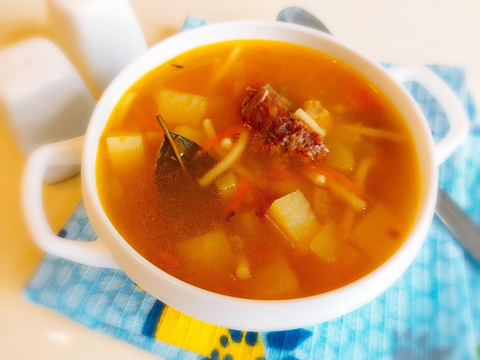 суп из курицы с вермишелью. вермишелевый суп с тушенкой. калорийность супа с тушенкой и вермишелью. вермишелевый суп с тушенкой. дачный суп с тушенкой.