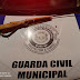 Espingarda artesanal é localizada pela Guarda Civil Municipal de Buri em veículo guiado por adolescente.
