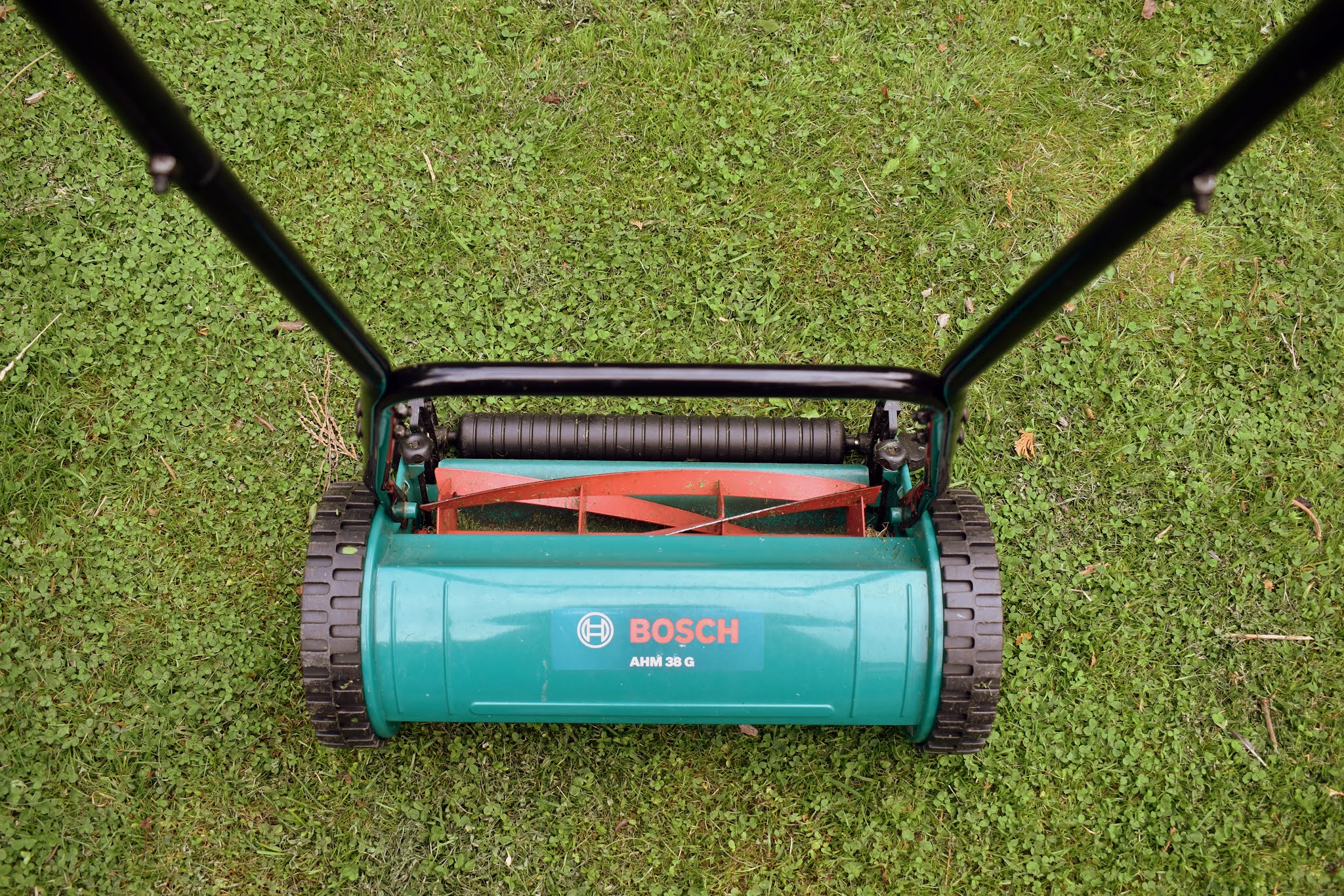 Reviewing The Benefits and Drawbacks Of A Manual Lawn Mower