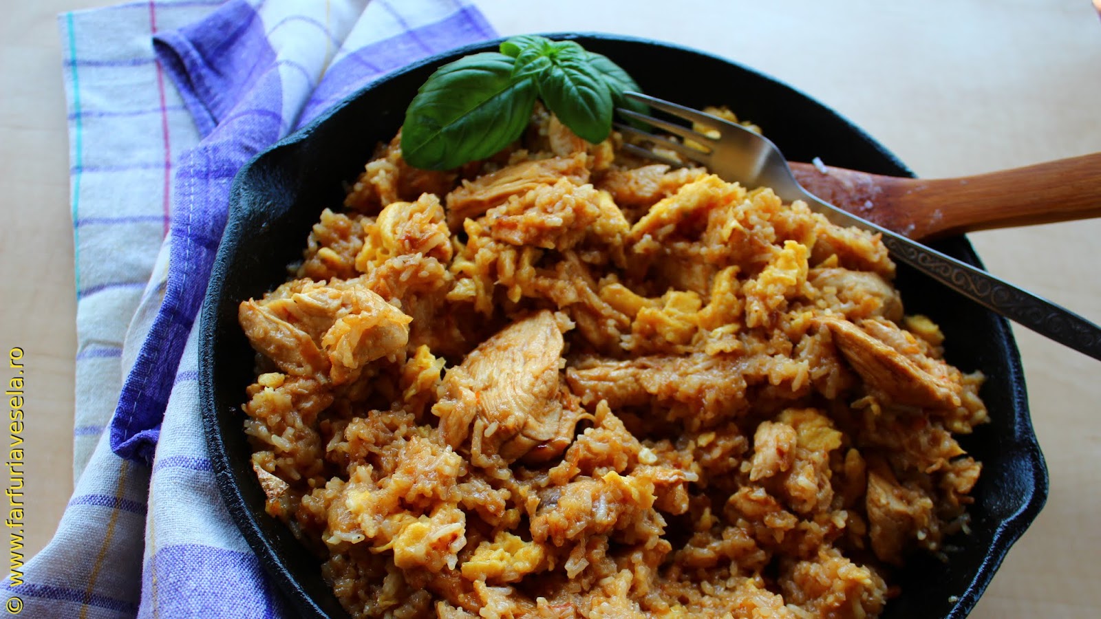 Farfuria vesela Orez basmati cu pui la tigaie