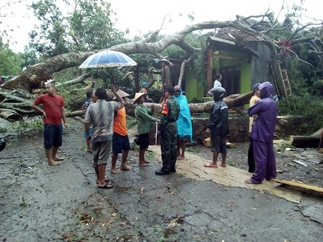 Hujan Disertai Angin Kencang Rusak Rumah Warga di Sragen Hujan Disertai Angin Kencang Rusak Rumah Warga di Sragen