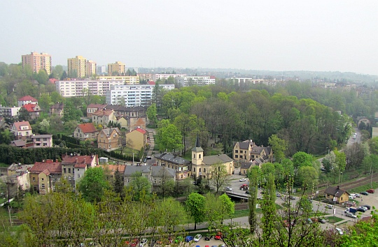 Bloki osiedla Liburnia w Cieszynie. Poniżej widać Kościół św. Jerzego.