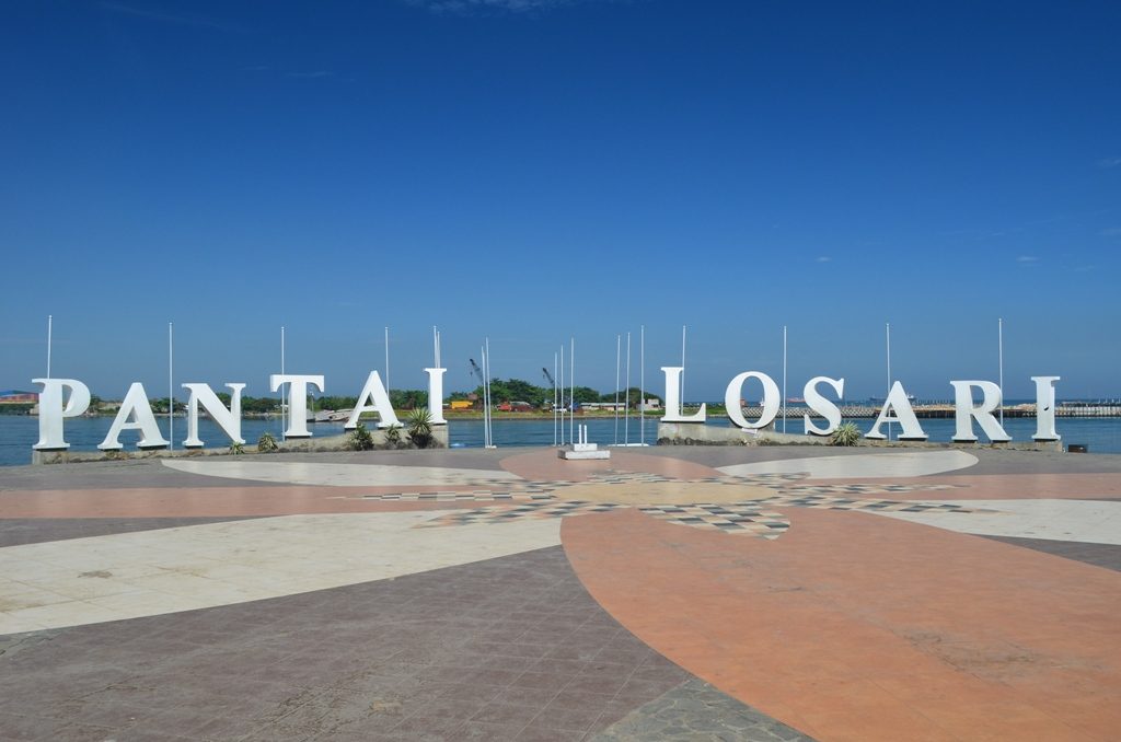 MENYIBAK KEUNIKAN PANTAI LOSARI, IKON KOTA MAKASSAR